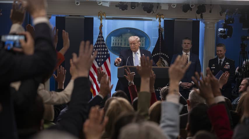 Foto bij Wankele Trump probeert met het uitsluiten van de pers een toon te zetten