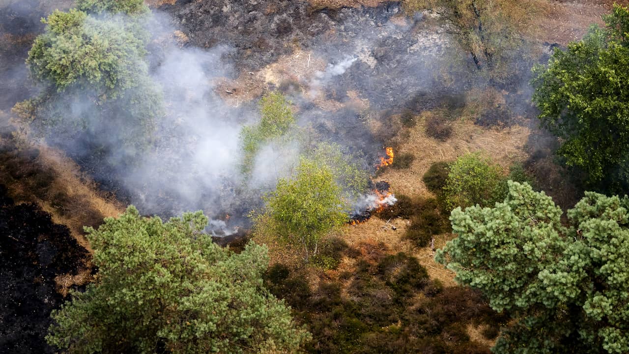 Rook- en geuroverlast na grote brand bij Venray kunnen nog weken aanhouden