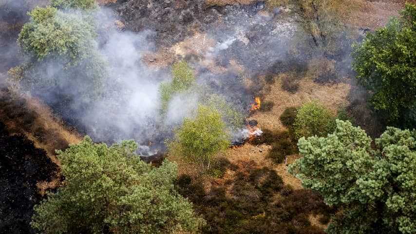 Rook- en geuroverlast na grote brand bij Venray kunnen nog weken aanhouden