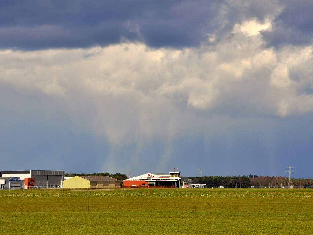 Zon en hagelbuien in Budel.