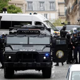 Man die dreigde zichzelf op te blazen in Iraans consulaat Parijs aangehouden zonder explosieven