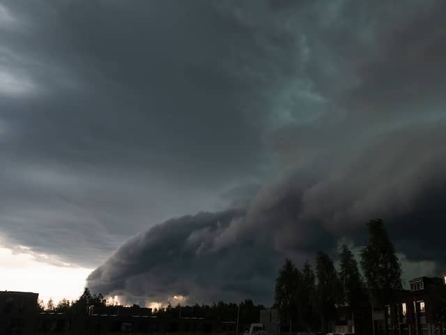 Donkere wolkenlucht voor de bui