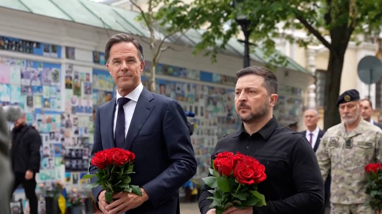 Video | Rutte en Zelensky leggen bloemen voor gesneuvelde militairen in Kyiv