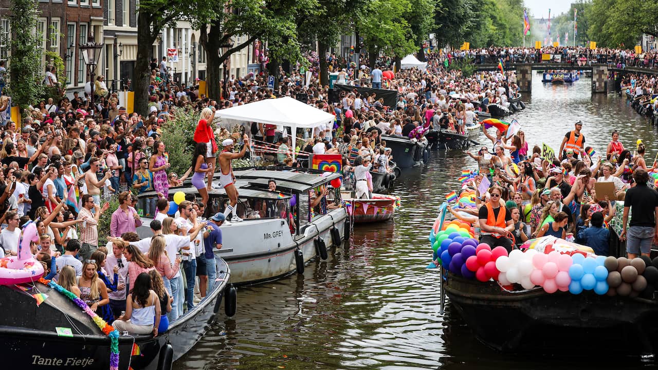 canal-parade-kleurt-amsterdamse-grachten-nederland-boft-nu-nl