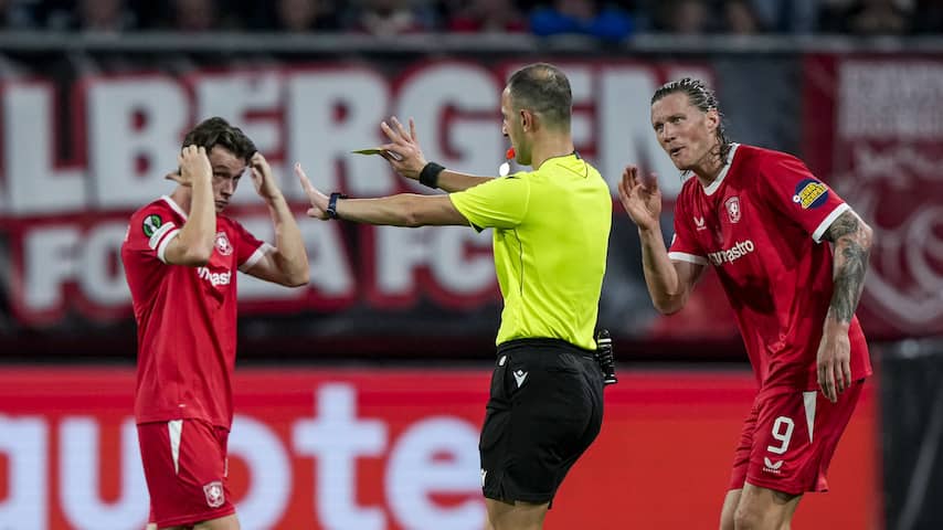 Opvallende rode kaart helpt FC Twente in het zadel: 'Dit niet vaak gezien'
