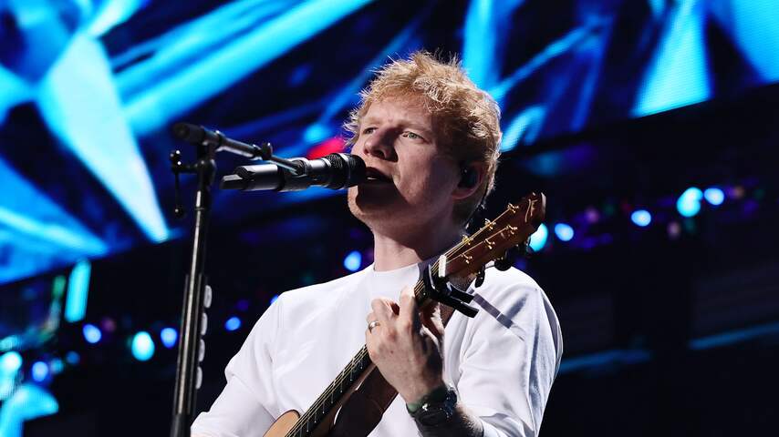 Foto bij Ed Sheeran geeft 'fouten' toe bij eerste concert sinds ophef rond Macklemore
