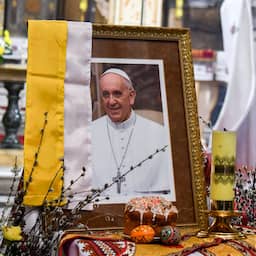 Paus Franciscus wordt zaterdagochtend begraven in sober graf