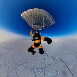 Russen doen spectaculaire parachutesprong vanuit stratosfeer boven Noordpool