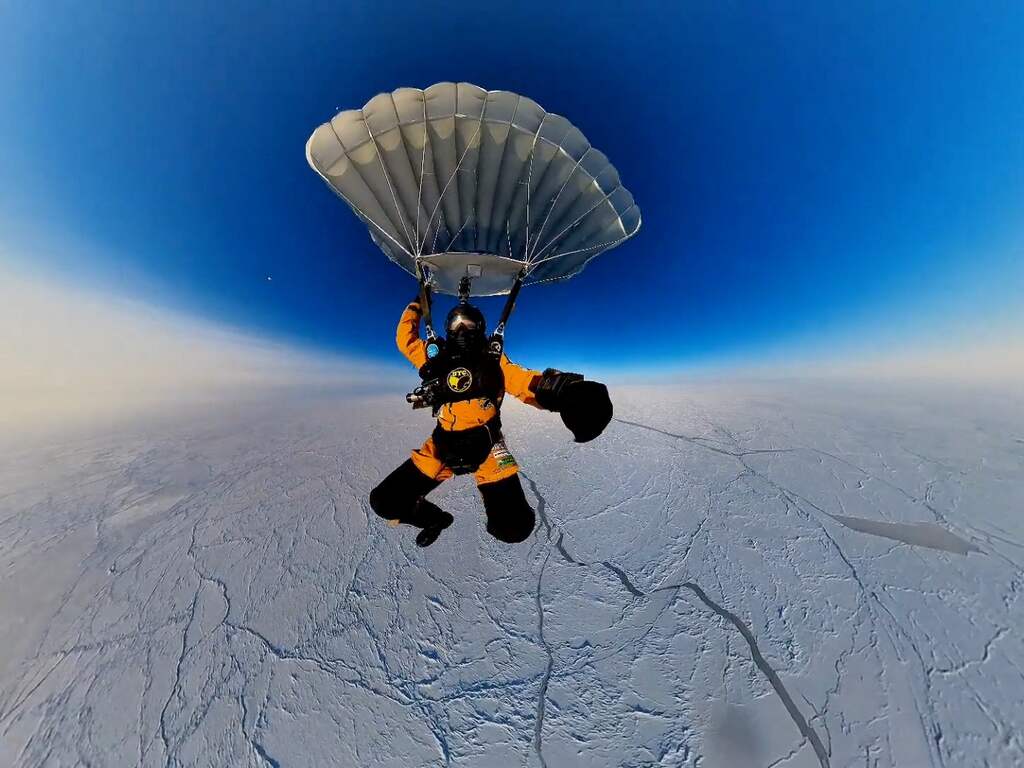 Russen doen spectaculaire parachutesprong vanuit stratosfeer boven Noordpool