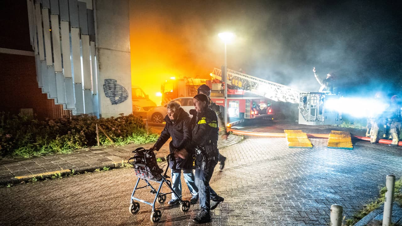 Meerdere gewonden na explosie en grote brand in flat Amsterdam Nieuw-West