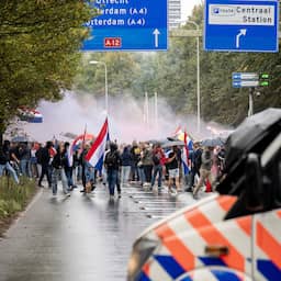 Demonstranten tegen asielbeleid lopen A12 in Den Haag op en belagen politie