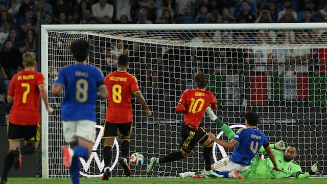 Mika Godts dribbelt door Italiaanse verdediging en scoort voor België