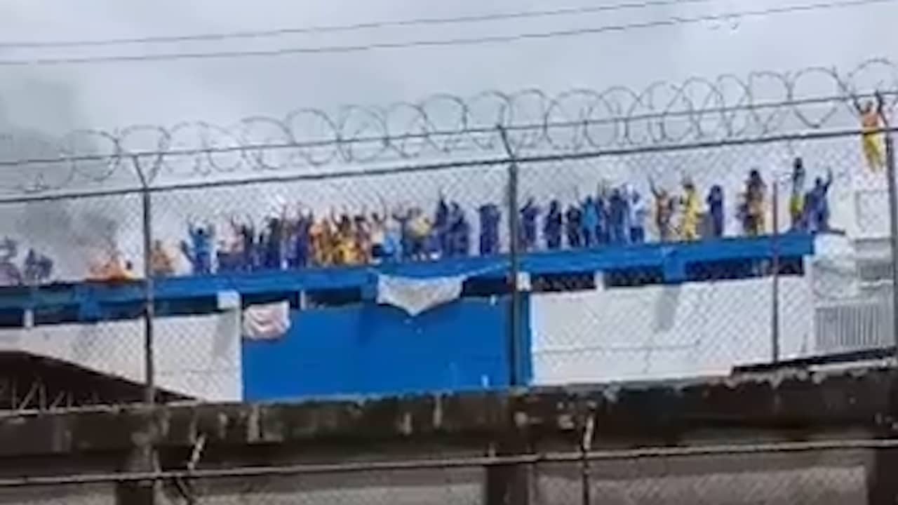 Video | Venezolaanse gedetineerden klimmen op dak en nemen gevangenis over