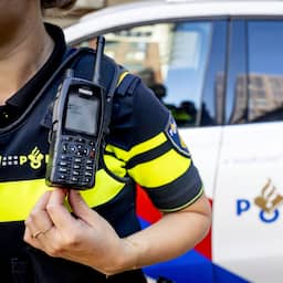 Aangehouden man overlijdt na onwelwording in politievoertuig