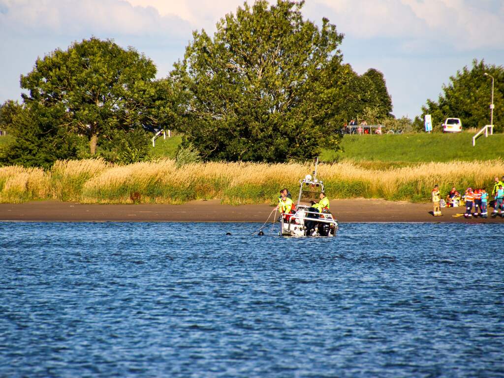 In gezonken boot gevonden lichaam is van vrouw die na aanvaring vermist was
