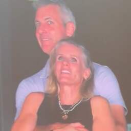 CEO die met HR-chef werd betrapt bij Coldplay-concert neemt ontslag