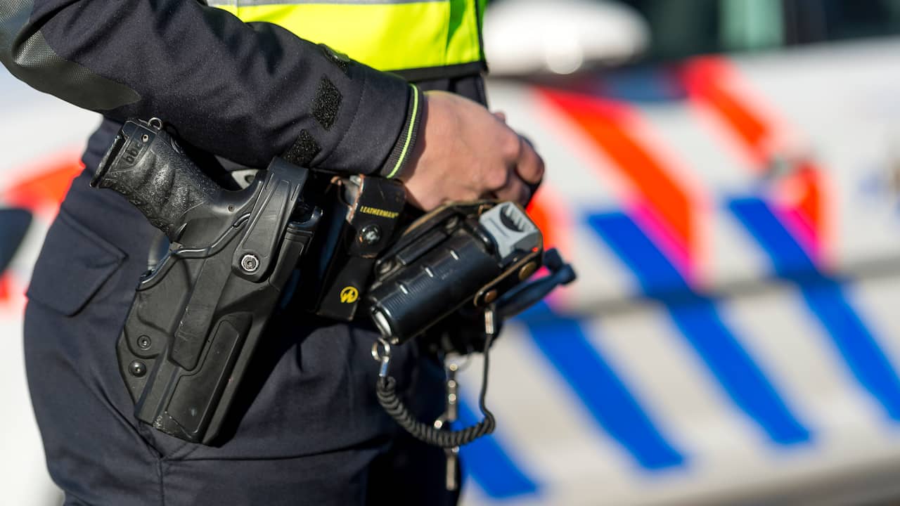 Agent in Gelderse Varsseveld raakt gewond bij ongeval met eigen dienstwapen