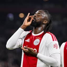 Video | Ajax-spits Tolu beukt verdediger aan de kant en scoort tegen Atalanta