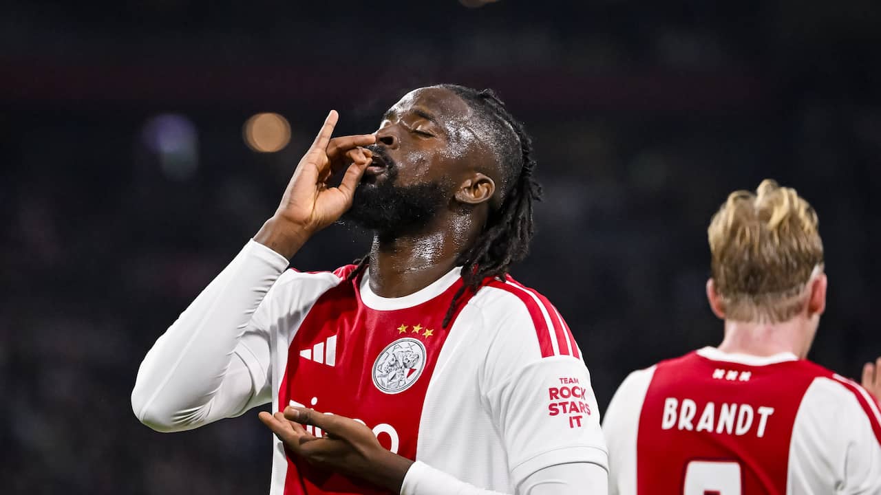 Ajax-spits Tolu beukt verdediger aan de kant en scoort tegen Atalanta