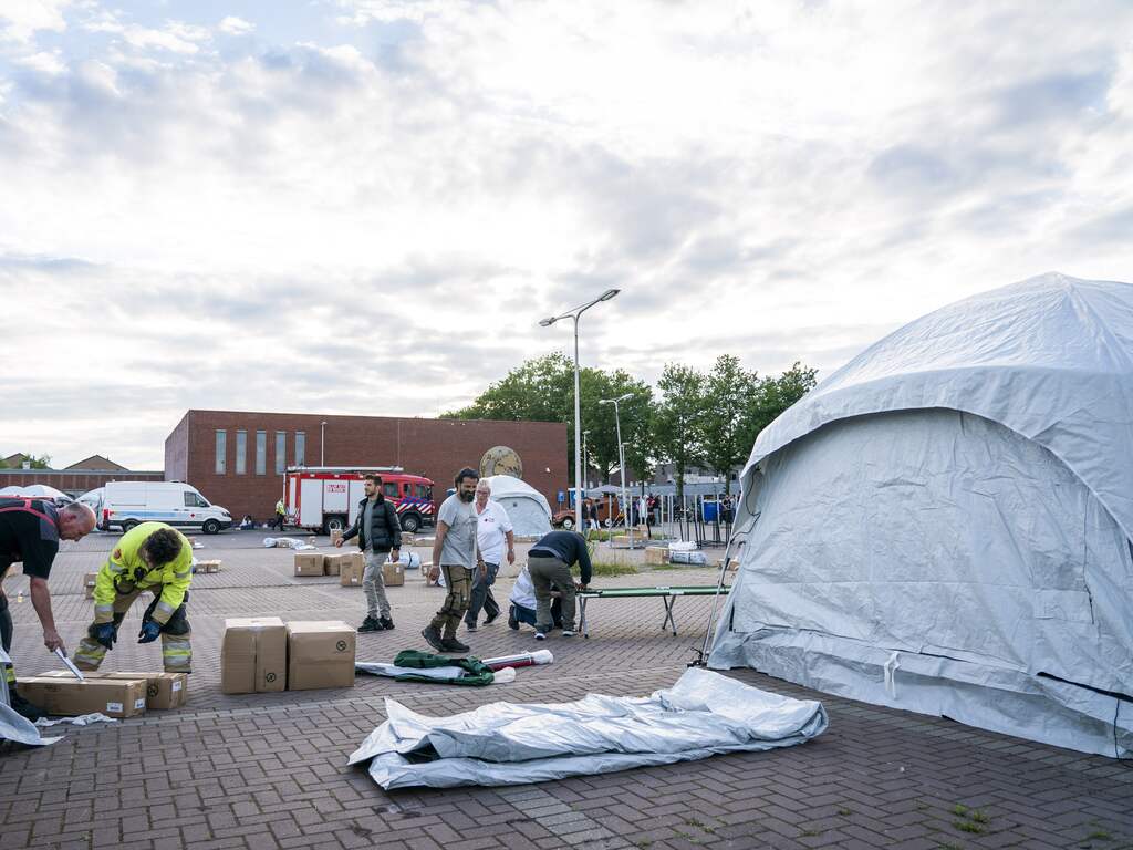 Rode Kruis voert druk op overheid op door noodtenten in Ter Apel weg te halen