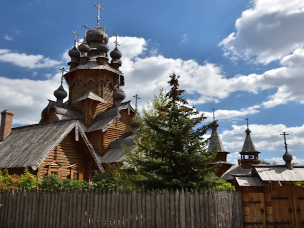 Zelensky meldt Russische beschieting van oudste houten kerk in Oekraïne