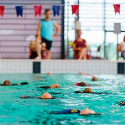Stagiair (20) vervolgd voor misbruiken en verkrachten 14 kleuters tijdens zwemles