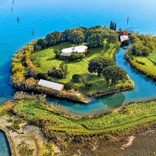 Venetiaans eiland met napoleontisch fort te koop aangeboden
