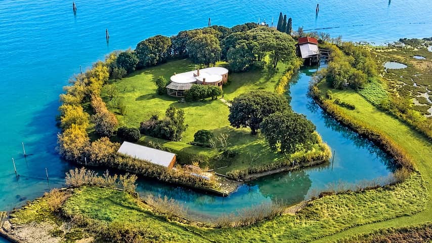Venetiaans eiland met napoleontisch fort te koop aangeboden