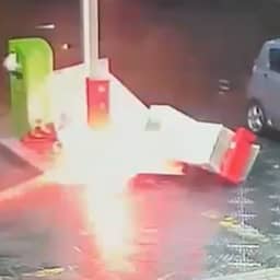 Video | Bestuurder sleurt benzinepomp mee en veroorzaakt explosie bij de A2