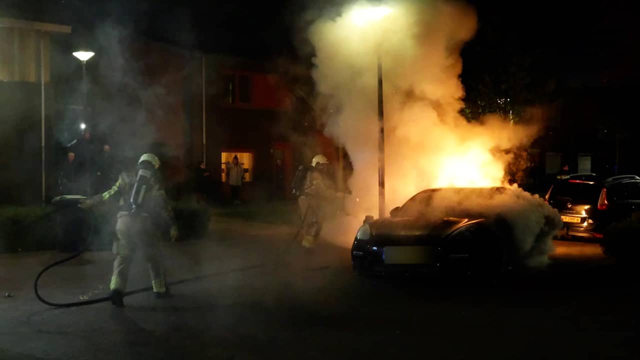 Video | Vlammen slaan uit dure Porsche in Enschede