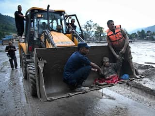Reddingswerkers zoeken hele nacht door na overstroming in Nepal en China