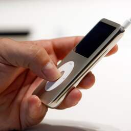 Oude iPods en Playstations stijgen in waarde door rage onder gen Z