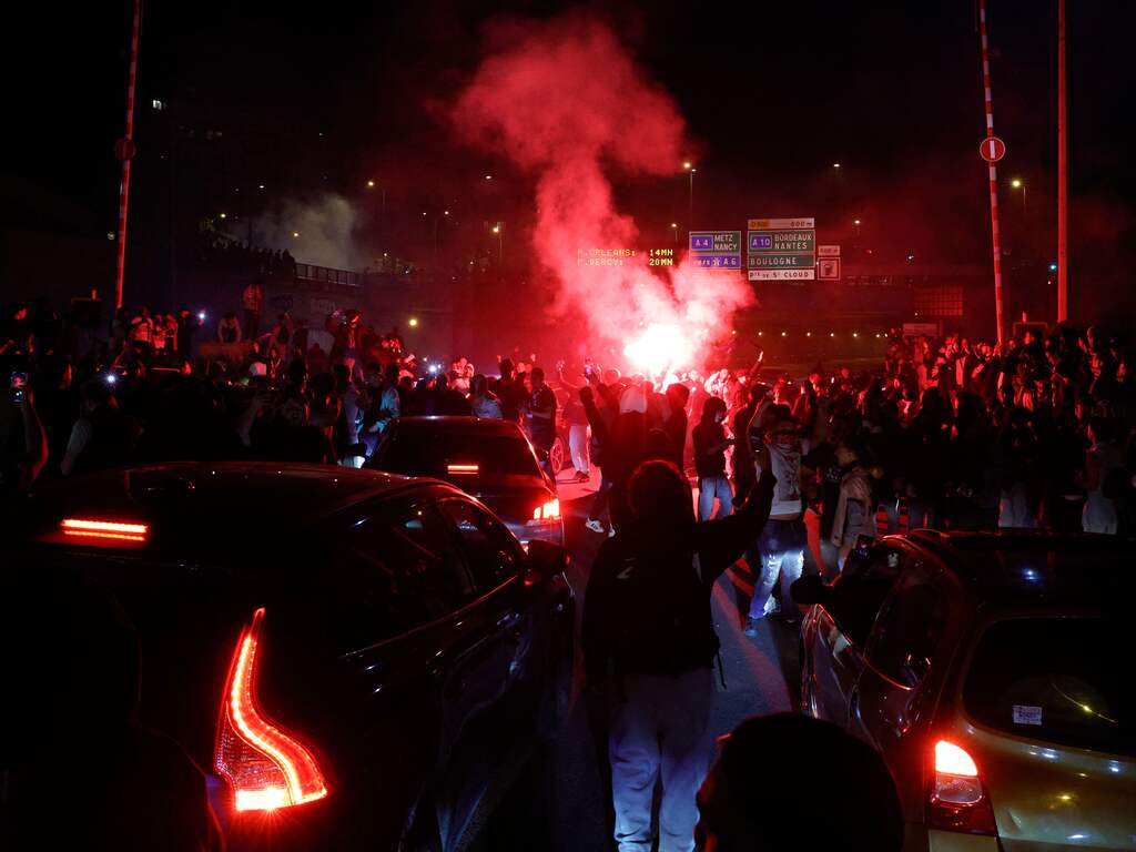 Drie gewonden doordat auto inrijdt op voetbalfans bij ongeregeldheden in Parijs
