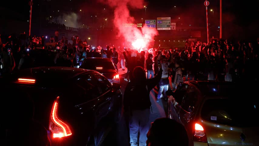 Drie gewonden doordat auto inrijdt op voetbalfans bij ongeregeldheden in Parijs | Buitenland | NU.nl