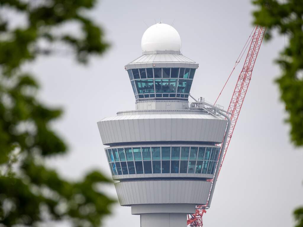 Nieuwe radar en koepel geplaatst op verkeerstoren Schiphol