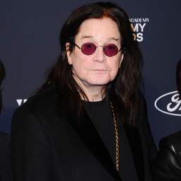 Ozzy Osbourne heeft grote moeite met lopen: ‘Maar ik leef nog wel’