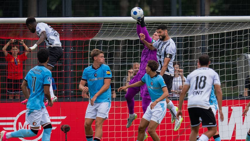 feyenoord-scoort-drie-keer-binnen-elf-minuten-en-wint-ook-derde