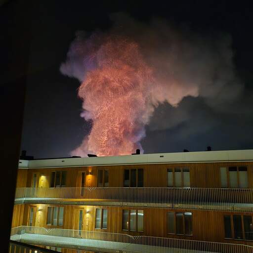 een-lezer-die-zon-150-meter-van-de-brand-woont-stuurde-deze-foto-in-hij-zag-vannacht-een-grote-rookkolom-opstijgen.jpg