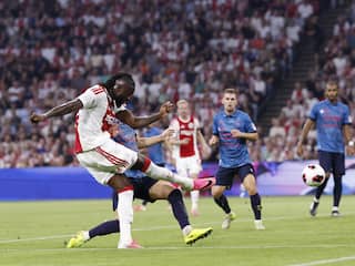 Ajax-spits Tolu krijgt bal met gelukje mee en schiet hard raak tegen Sion