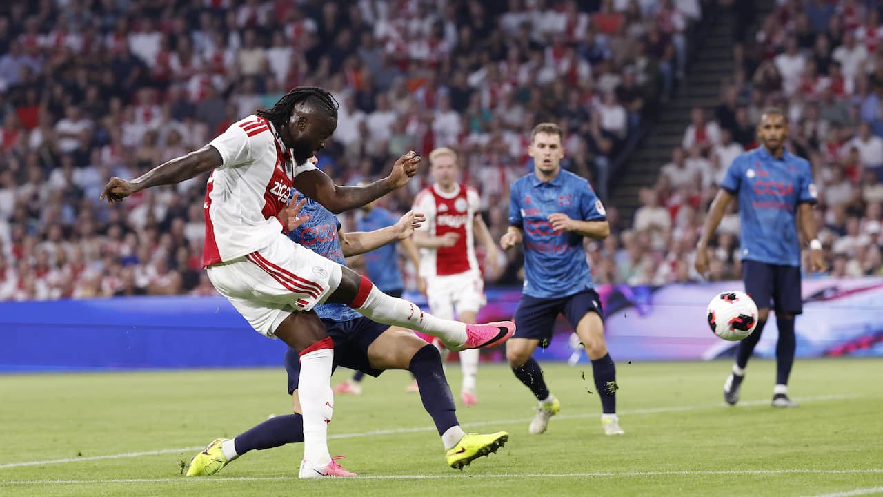 Ajax-spits Tolu krijgt bal met gelukje mee en schiet hard raak tegen Sion
