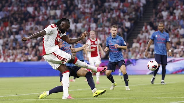 Ajax-spits Tolu krijgt bal met gelukje mee en schiet hard raak tegen Sion
