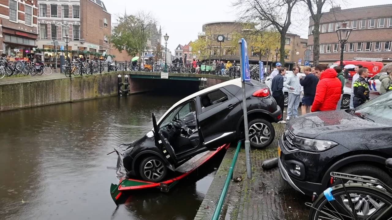 Video | Auto belandt op bootje in Leiden na parkeerfout