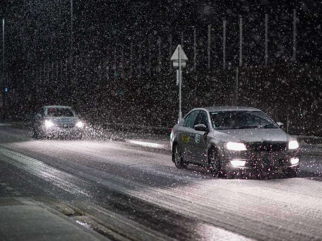 Waarschuwing voor 'verraderlijk' gladde wegen door winterse buien