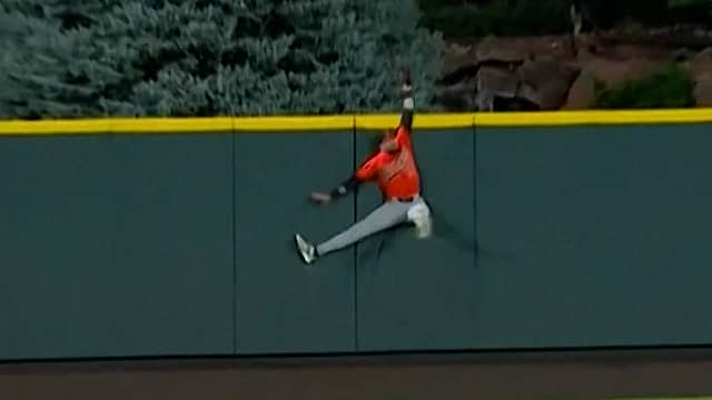 Honkballer voorkomt homerun met legendarische vangbal