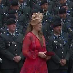 Video | Amalia zichtbaar verrast door kreet van 'haar' regiment
