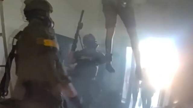 Verdachte in VS zakt door plafond in armen van agenten