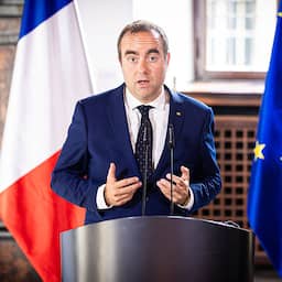 https://images.nu.nl/m/frsxprjazd5l_sqr256/132/0/683/683/macron-benoemt-maandag-opgestapte-lecornu-opnieuw-tot-premier-van-frankrijk.jpg