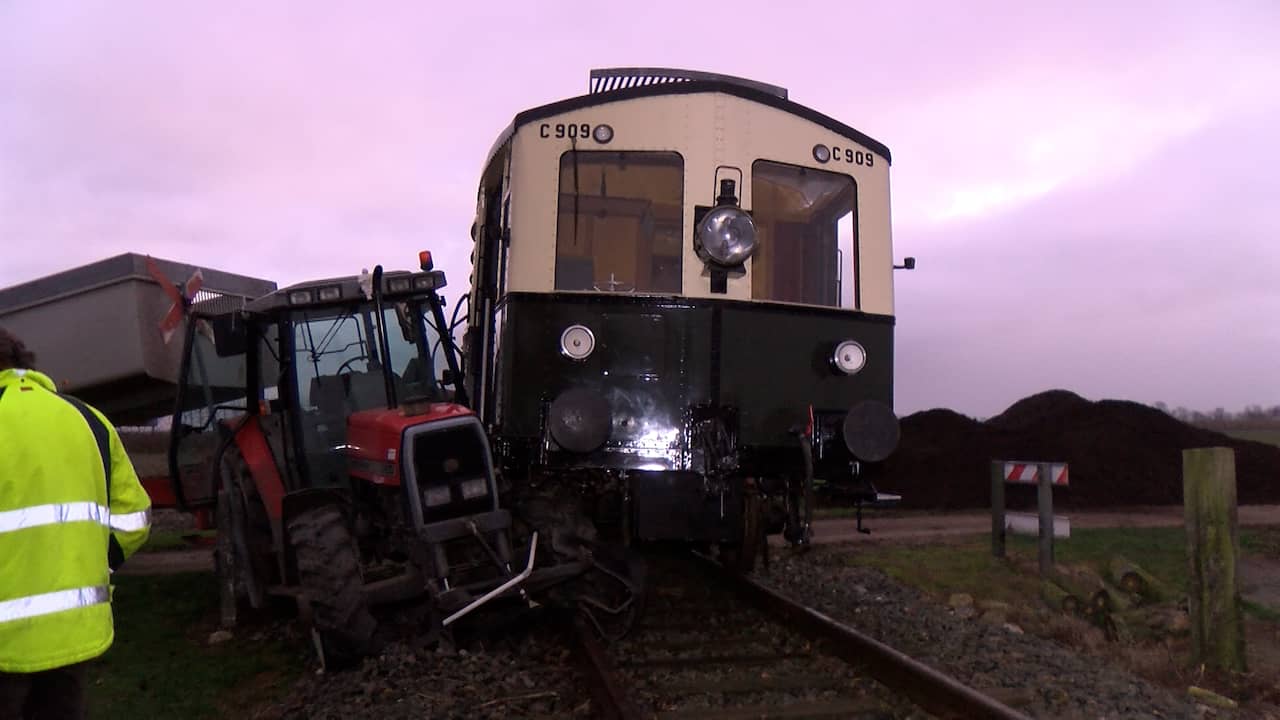 Video | Veel schade na botsing tussen historische dieseltrein en tractor in Zeeland