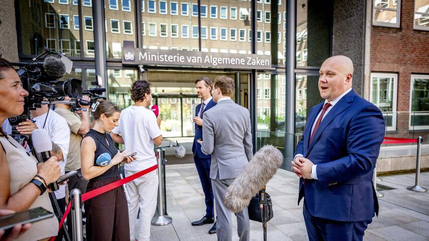 Minister zet vraagtekens bij twee jaar loondoorbetaling bij ziekte