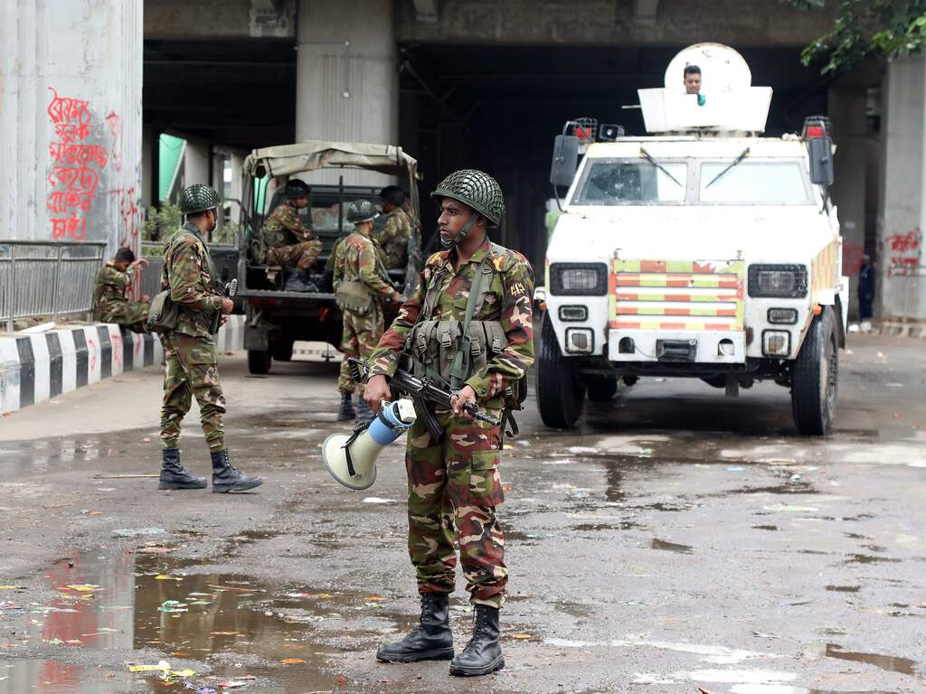 Soldaten van het Angladeshi-leger patrouilleren op straat nadat de regering een nieuwe avondklok heeft ingesteld, in Dhaka, Bangladesh, 5 augustus 2024.